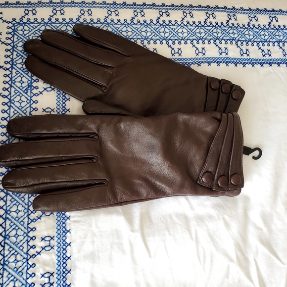 Very classy Looking Women's Leather gloves w buttons  NWT - Picture 3 of 8